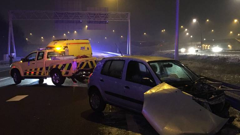 De betrokken auto's raakten beschadigd. (Foto: Ginopress)