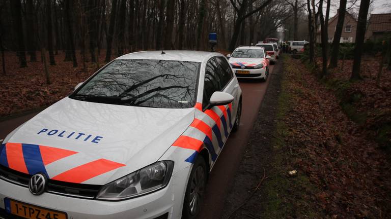 De politie kamde samen Belgische collega's het bos uit. (Foto: Christian Traets/SQ Vision)