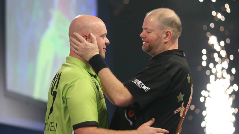Michael van Gerwen en Raymond van Barneveld na hun spectaculaire halve finale (foto: VI Images).