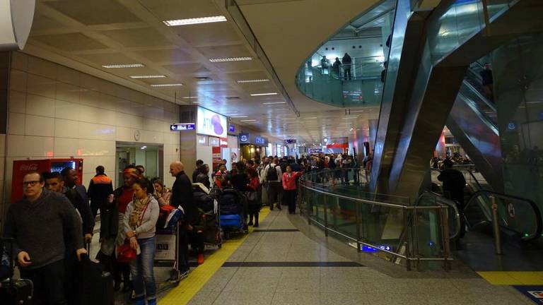 Lange wachtrijen op de luchthaven. (Foto: Mariska)