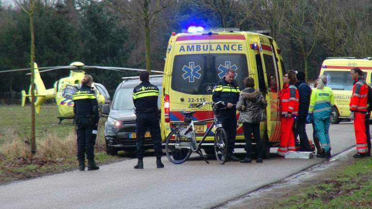 Onderzoek na vondst gewonde man (foto: Harm van Leuken/SQ Vision).