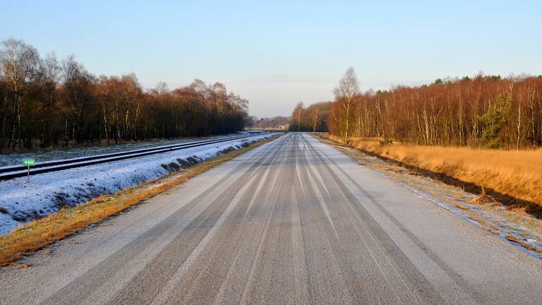 KNMI waarschuwt vanaf middernacht voor gladheid door sneeuw. (Archieffoto: Ben Saanen)
