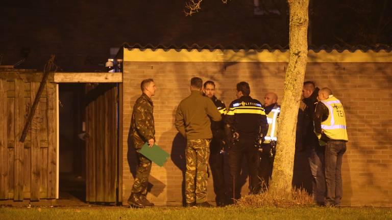 Onderzoek bij huis in Robert Scottstraat na vondst verdacht voorwerp. Foto: Bart Meesters