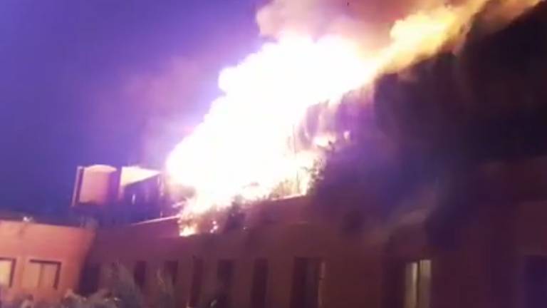 De vlammen uit het restaurant boven de kamer van Corné en Sissy.