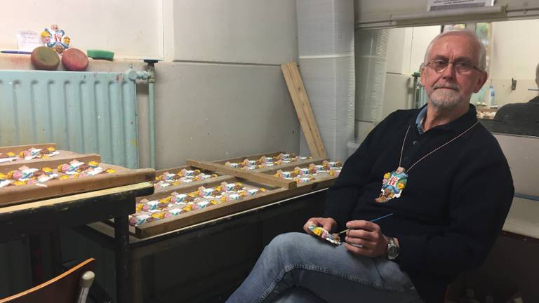 Paniek in Halsteren. De insignes voor de 55ste vastelavend zijn niet klaar.