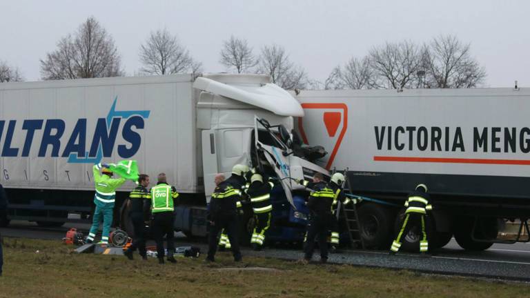 Een chauffeur raakte bij het ongeluk op de A50 bekneld in de cabine. (Foto: SQ Vision)