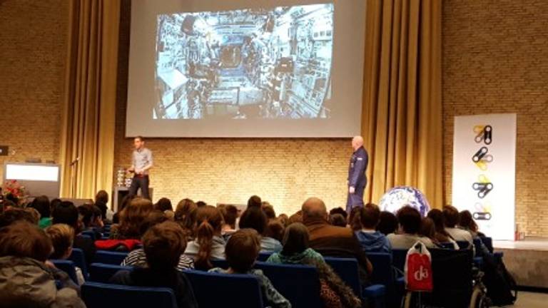 André Kuipers vertelt zijn verhaal aan basisschoolkinderen