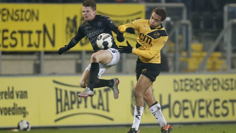 Pieter Langendijk in duel met Cyriel Dessers (foto: VI Images)