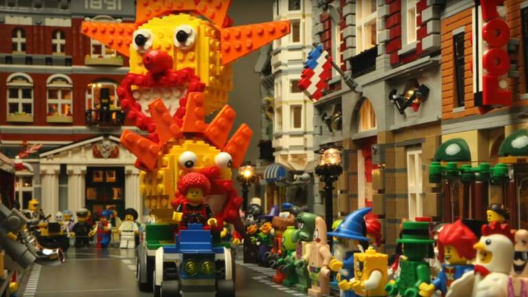 De carnavalsoptocht in LEGO. (Beeld: filmpje Dennis Beelen)