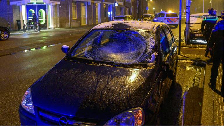 De voorruit van de auto is aan gruzelementen. (Foto: Jules Vorselaars/JV Media))