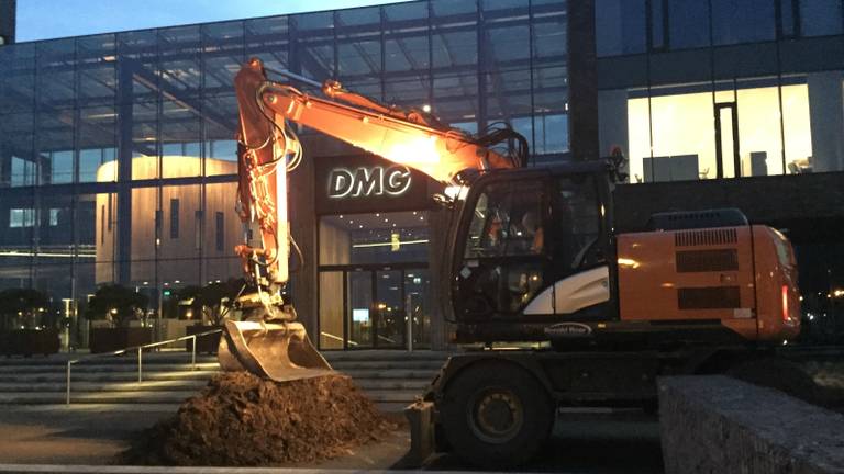 Gedumpte paardenmest bij Mandemakers.