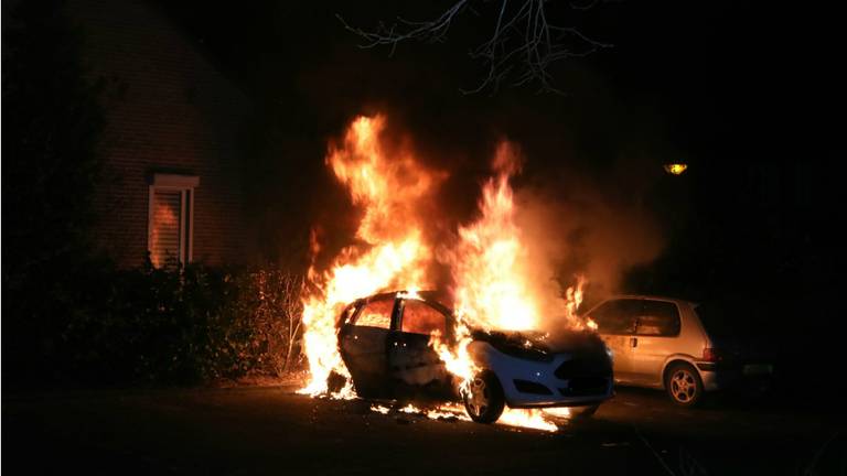 De auto stond in brand aan de Ekster in Sprang-Capelle. (Foto: Erik Haverhals/FPMB)