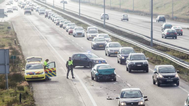 Het ongeluk zorgde voor nog meer file. (foto: Alexander Vingerhoeds/Obscura Foto)