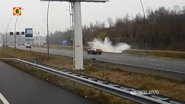 De auto belandde in de sloot na het bizarre ongeluk. (Beeld: Bureau Brabant)