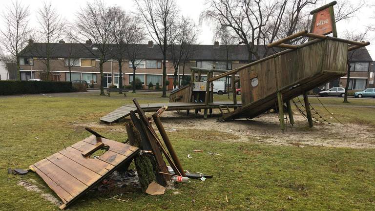 Het vernielde speeltoestel aan het Lindberghplein. (Foto: Twitter @HuubNiessen)