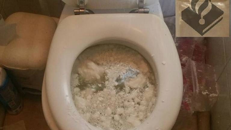 De drugs in de wc. (Foto: politie)
