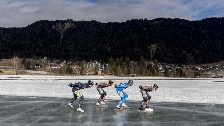 Crispijn Ariëns in de kopgroep van vier op de Weissensee (foto: ANP).