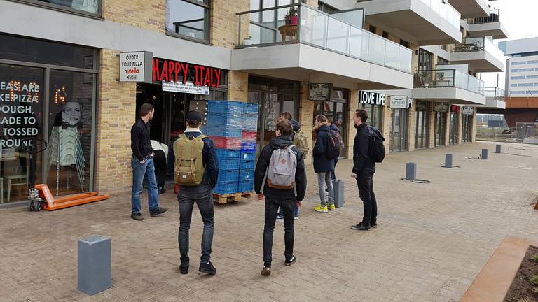 Teleurgestelde klanten bij de nog gesloten Happy Italy in Den Bosch. (Foto: Noël van Hooft)