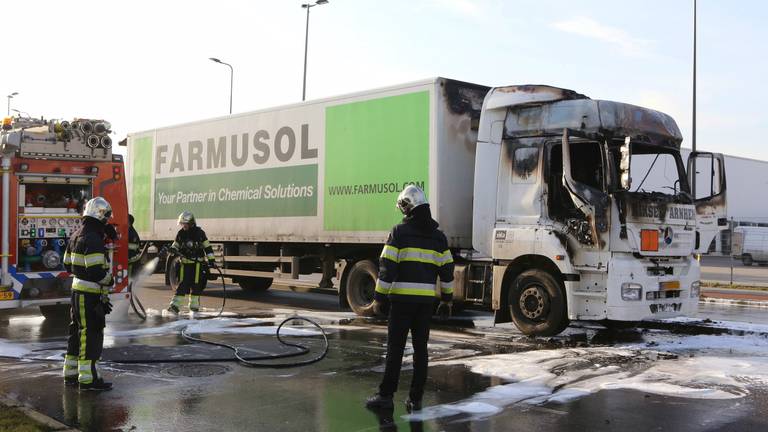 De brandende vrachtwagen (Foto: Bart Meesters/Meesters Multi Media).    