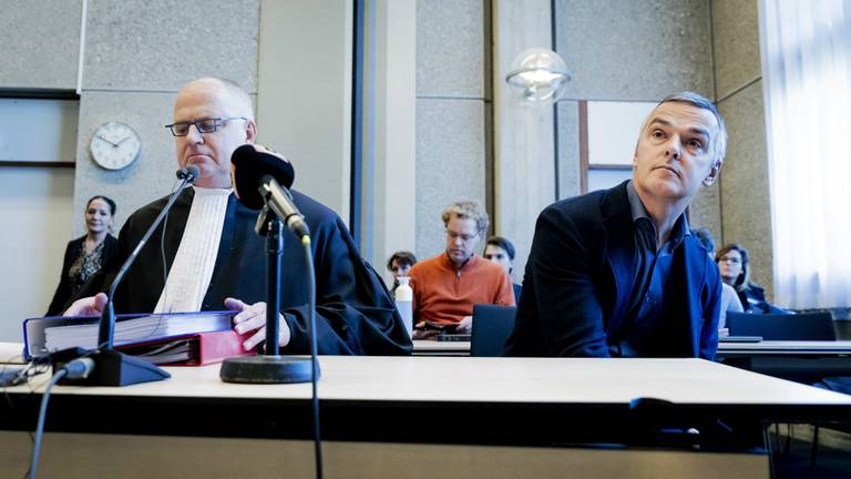 Jacques Hanegraaf (rechts) met zijn advocaat in de rechtbank. (Foto: ANP)