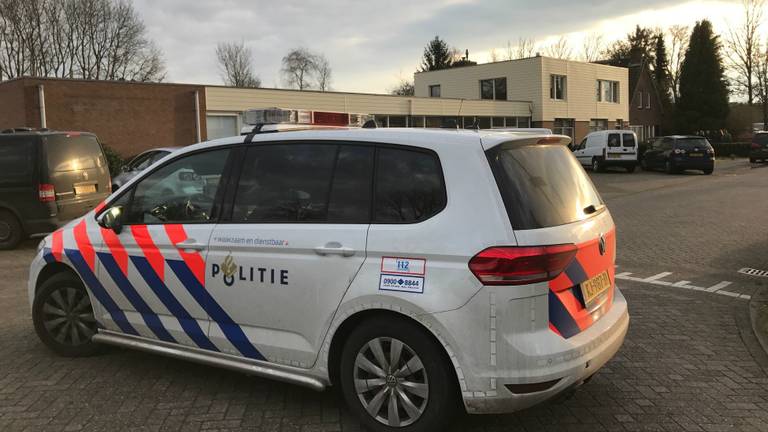 De woning wordt doorzocht 