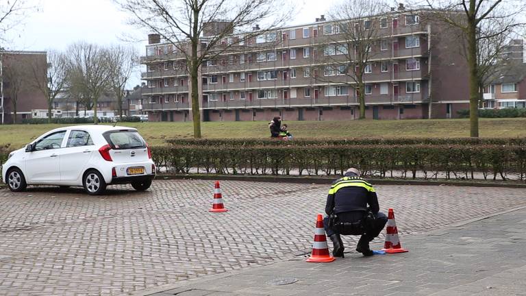 Een deel van de buurt is afgezet voor onderzoek. (Beeld: Bart Meesters)