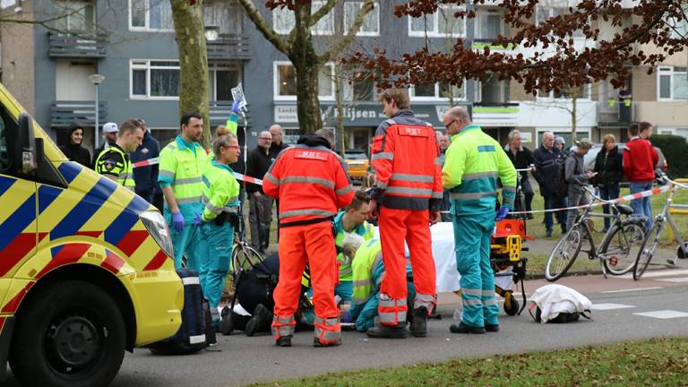 Meisje op fiets zwaargewond na botsing met auto in Oosterhout