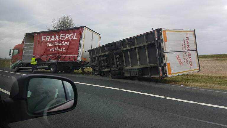 Gekantelde vrachtwagen op de A4: foto: @VID (via @JeffMOD)/Twitter