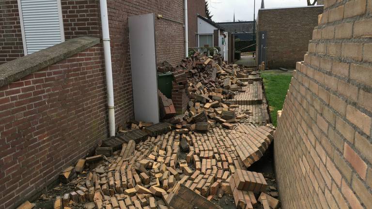 In Rijen waaide een muur om. (Foto: Jeroen Stuve)