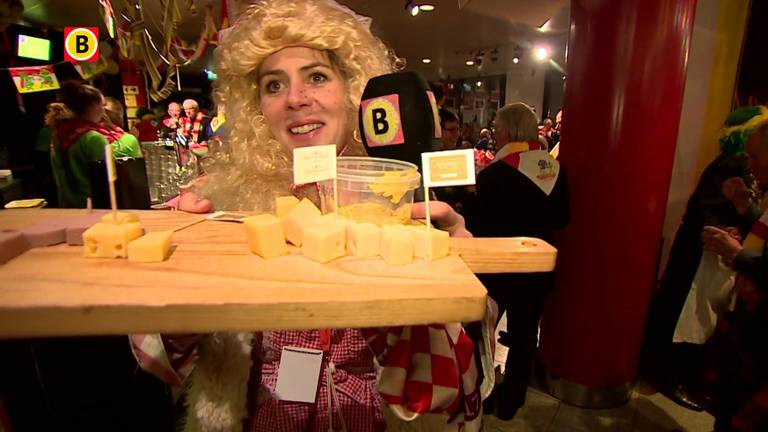 Maud viert carnaval met ouderen.