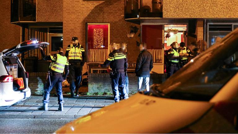 Volgens de politie zou er een vechtpartij tussen twee groepen hebben plaatsgevonden. (Foto: Mathijs Bertens/Stuve Fotografie)