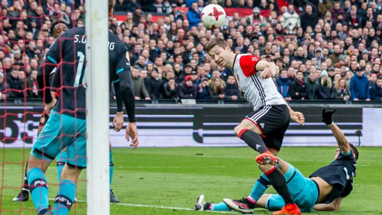 Van der Heijden kopt de 2-1 binnen (Foto: ANP)