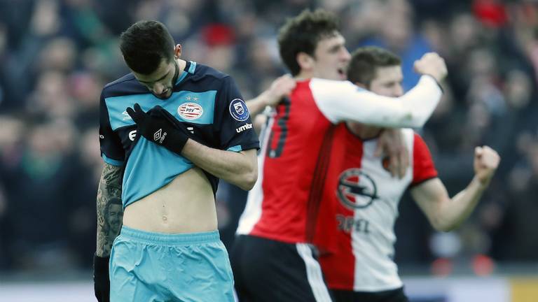 Gaston Pereiro treurt in de Kuip (foto: VI Images)