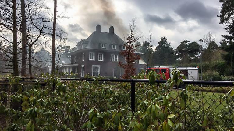 De schade viel mee, maar er ontstond veel rook bij de brand. (Foto: Jozef Bijnen)