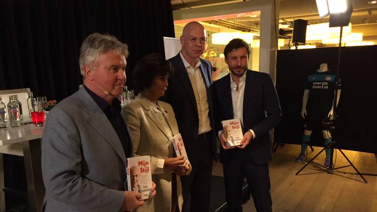 Eerste exemplaren voor Sylvia Tóth, Guus Hiddink en Mark van Bommel
