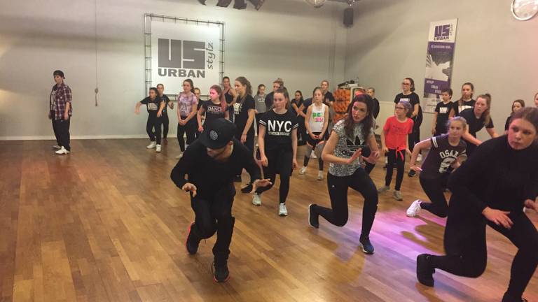 Choreograaf Eddie Morales geeft dansworkshop