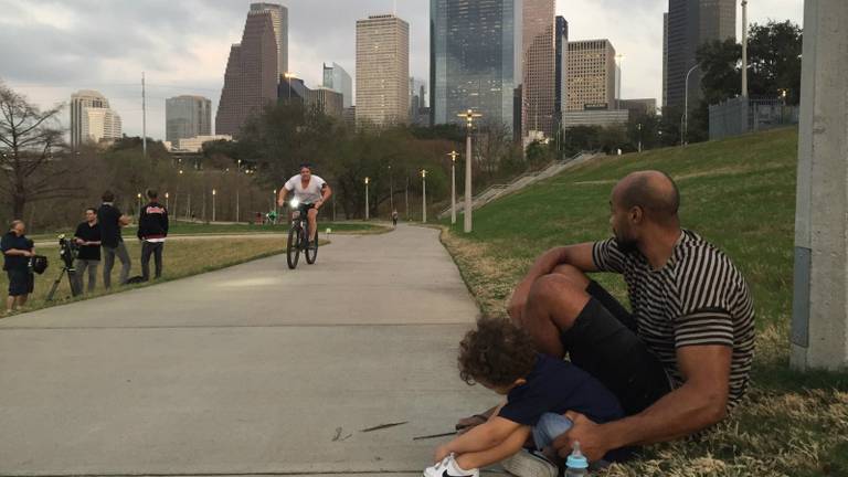 Jermaine en zijn zoontje in Houston (Foto: Lisette van Dijk).