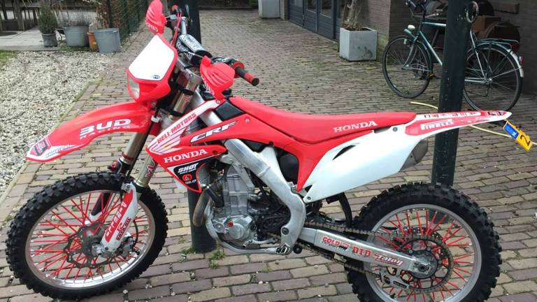 Dit is de gestolen crossmotor. (foto: Jesse Cranen)