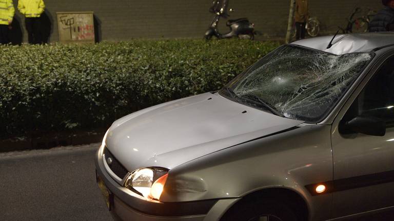 De inzittenden van de auto raakten niet gewond. (Foto: Jack Brekelmans) 