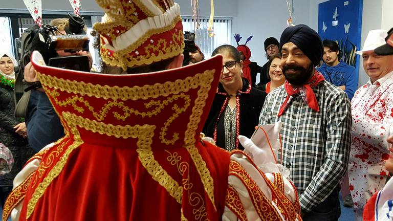 Vluchtelingen leren in Roosendaal wat carnaval is