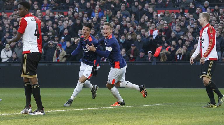Vreugde bij PSV na een goal tegen Feyenoord in De Kuip (foto: VI Images).