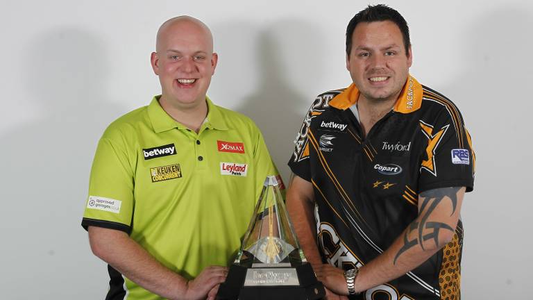 Michael van Gerwen en Adrian Lewis (foto: Lawrence Lustig/PDC)
