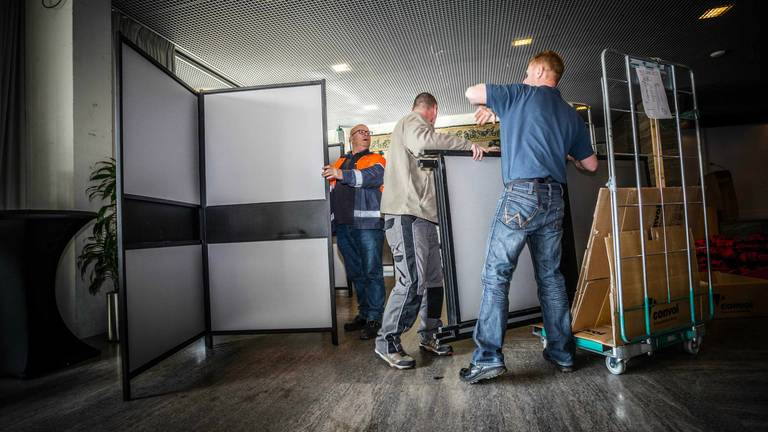 Een stemlokaal in Eindhoven wordt opgebouwd. (Foto: Rob Engelaar/Infocus Mediaproducties)