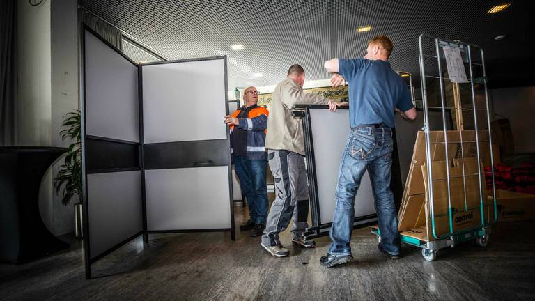 Een stemlokaal in Eindhoven wordt opgebouwd. (Foto: Rob Engelaar/Infocus Mediaproducties)