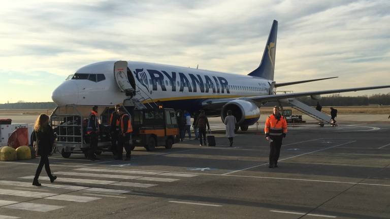 Een vliegtuig van Ryanair op Eindhoven Airport. (Foto: Hans Janssen).