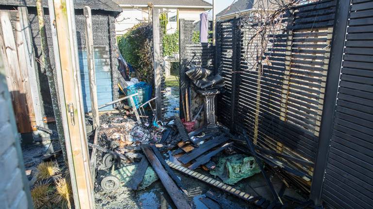 Schutting tuinhuis in brand aan de Toermalijndijk in Roosendaal, aangestoken door - Omroep Brabant