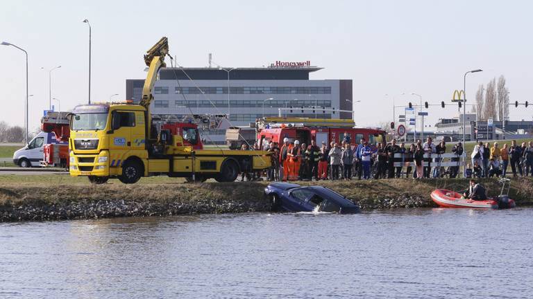 Vrouw in auto uit Màximakanaal gered. (foto: Bart Meesters/Meesters Multimedia)