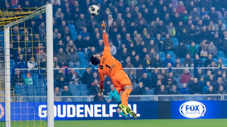 Kostas Lamprou met één van zijn vele reddingen (foto: OrangePictures).