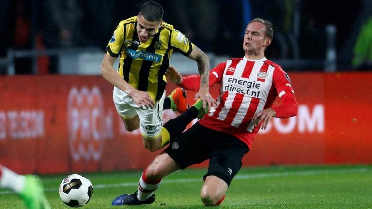 Siem de Jong (PSV) in duel met Kevin Diks van Vitesse. (Foto: VI Images)