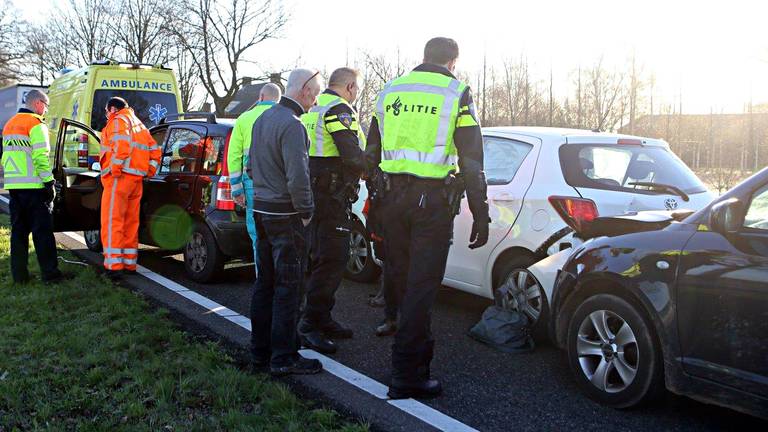 Kettingbotsing met vier auto's Haaren. (foto: Bart Meesters/Meesters MultiMedia)